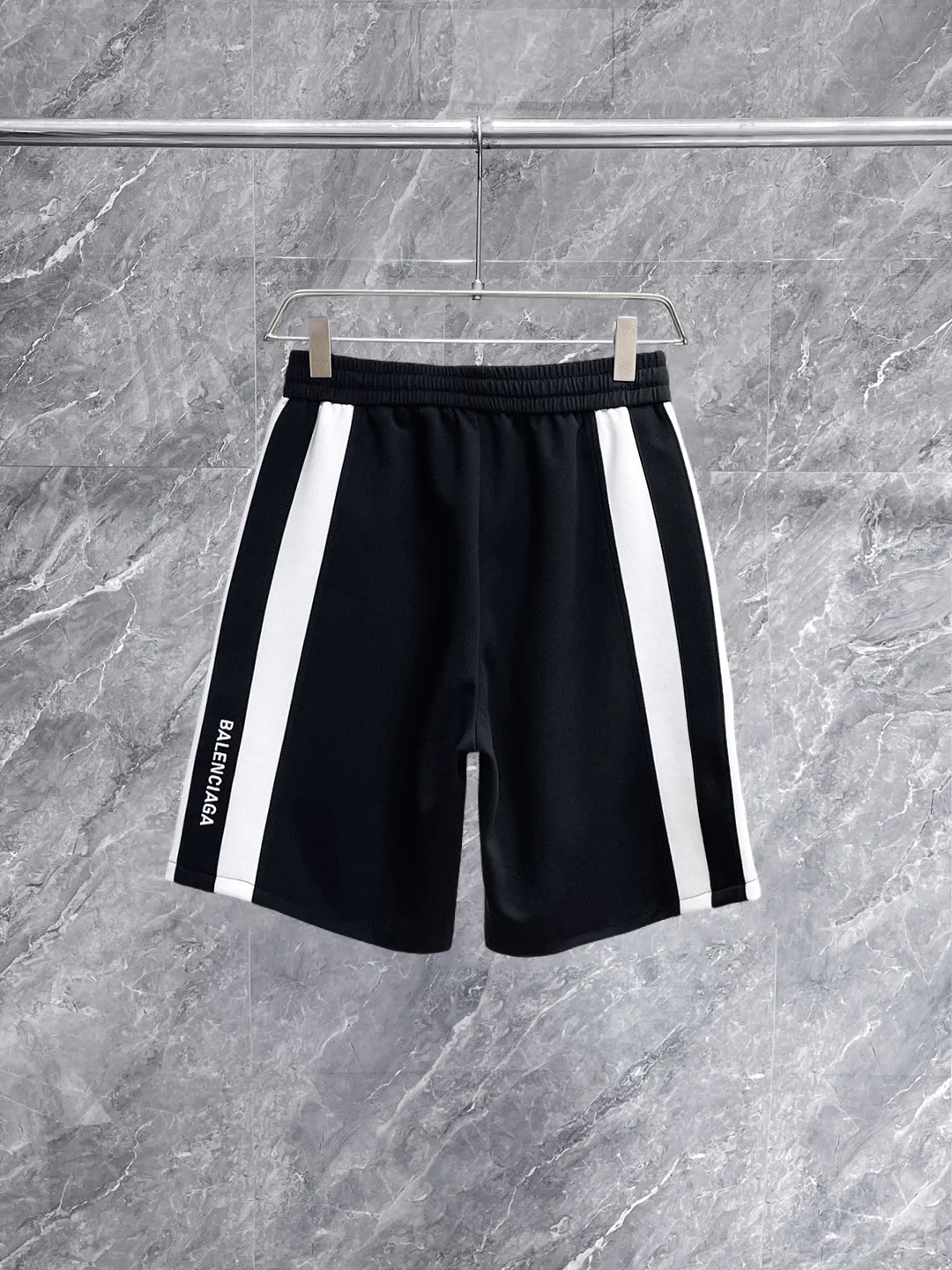 Balenciaga's three-standard complete 2026 summer New Arrival men's casual shorts, advanced custom-made Breathable fabric, Breathable fabric, extremely stretchy and comfortable, impeccable details, top-grade accessories, original logo design concept, delicate and soft feel! The upper body fit is awesome! Size: M-XXXL Please state your height and weight when ordering